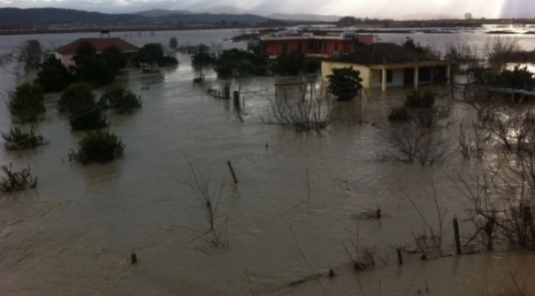 Gjirokastër, 5 banesa të përmbytura nga shirat e rrëmbyeshëm, 1 banesë rrezikon të shembet