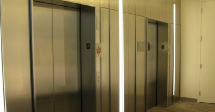 Tmerr në Tiranë, shkëputet ashensori i një pallati, lëndohet një 24-vjeçare