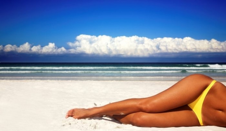 Doni të bëheni ‘çokollatë’ në plazh? Ja truket e thjeshta që ju nxijnë që ditën e parë