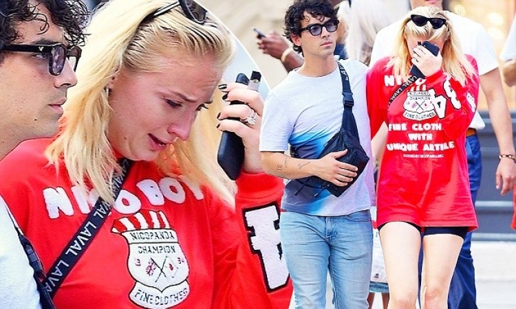 Humbën qenin e tyre në një aksident, Joe Jonas dhe Sophie Turner bëjnë gjestin prekës[FOTO]