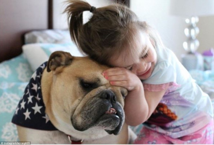 Marrëdhënia e mrekullueshme e vajzës së vogël me qenin e saj
