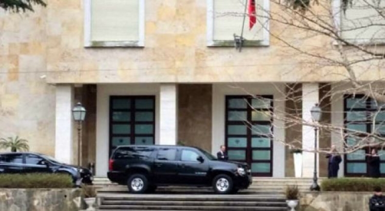 Zyrtari i DASH mbërrin në Tiranë, takon kryeministrin Rama [AXHENDA]