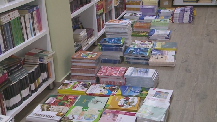 Librat falas? Prindërit po paguajnë më shtrenjtë për librat e fëmijëve. Vëzhgim i IN News [VIDEO]