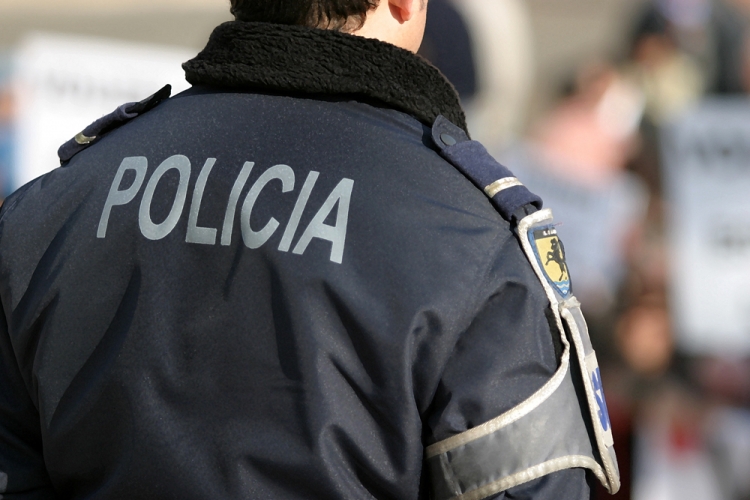 Dhunoi punonjësin e policisë, arrestohet bulqizaku
