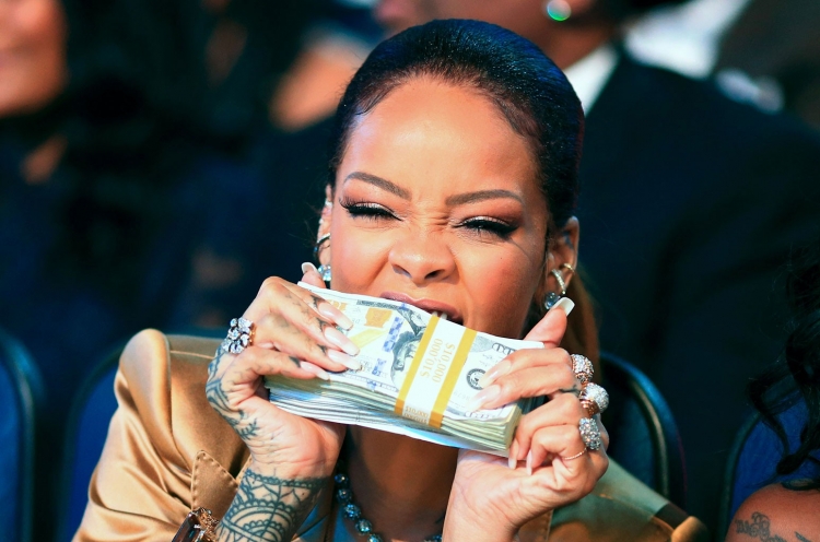 Në rrugët e Los Angeles, Rihanna i “çmend” të gjithë me veshjen me vlerë mbi 10,000 dollarëshe!