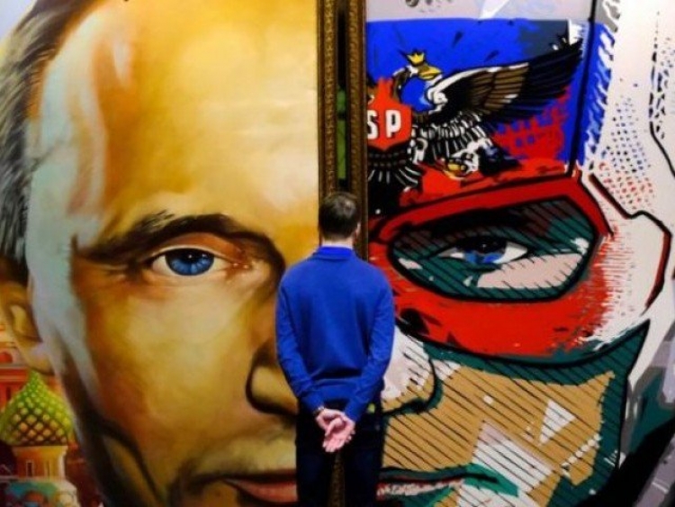 Çmenden rusët, një ekspozitë për Super Putin [FOTO]