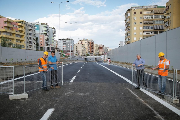 Nis qarkullimi i makinave në Unazën e Madhe të Tiranës. Veliaj dhe Majko hapin segmentin e rëndësishëm rrugor