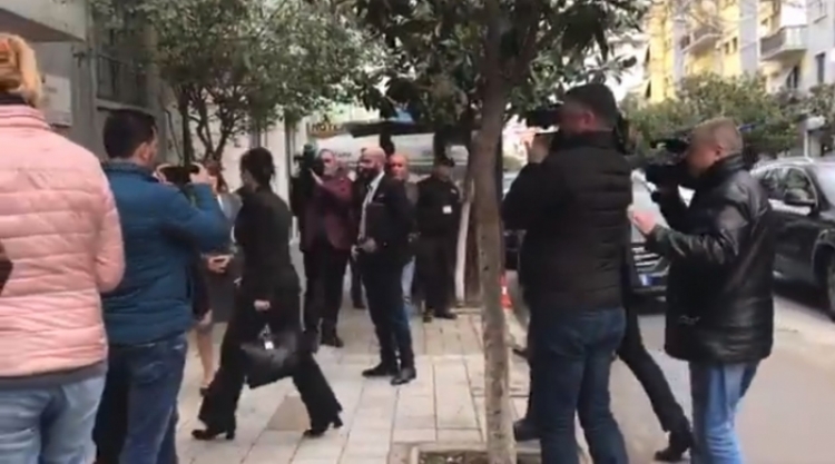 Arta Marku vizitë në Prokurorinë e Durrësit, qytetarja: “Shkarkoi të gjithë, duke filluar nga roja”