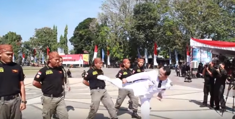 Kryebashkiaku teston policët duke i goditur me shkelm në bark[VIDEO]