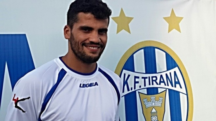 Zv.Kapiteni i Tiranës, Gentian Muça, martohet në stadiumin “Selman Stërmasi” [FOTO / VIDEO]