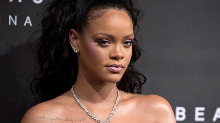 “Vajza e keqe” Rihanna shpërthen në lot në këtë ditë të vështirë për të [FOTO]