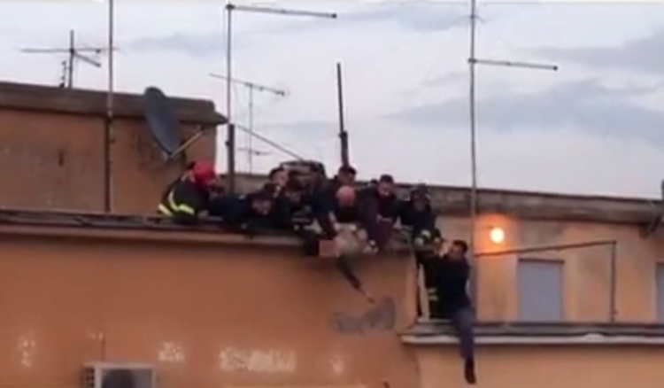 Itali, shqiptari ‘skifter’ hidhet nga pallati, policët e kapin në ajër [Video]