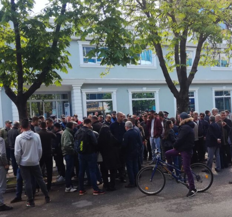 Arrestimet e protestuesve ‘ të Kukësit’, çfarë ndodh tek Drejtoria e Policisë Tiranë [VIDEO]