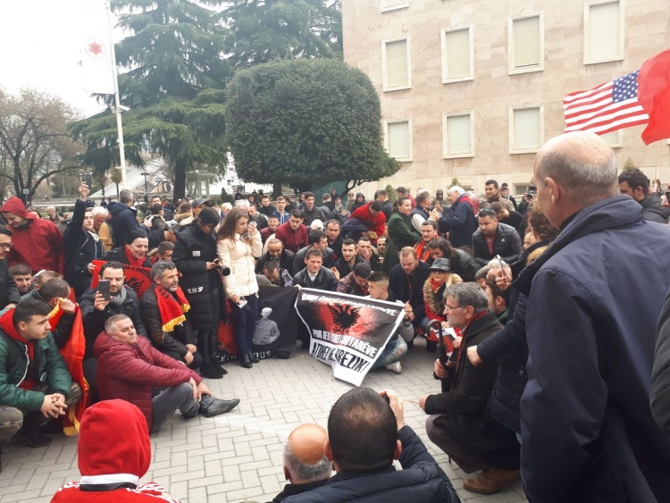 Protestë para kryeministrisë për kufirin detar me Greqinë: 