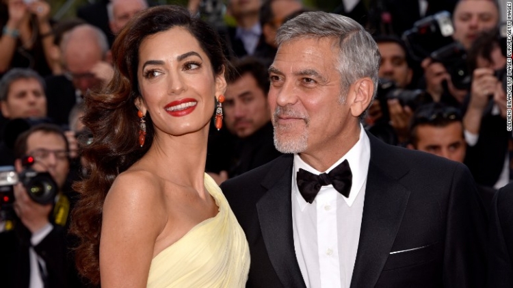 Jo vetëm Brad Pitt dhe Angelina Jolie, edhe George Clooney me bashkëshorten ‘adoptojnë’ të riun iraken