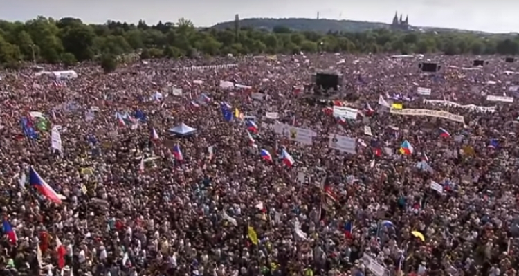 Jo vetëm Shqipëria, edhe Çekia përfshihet nga protestat masive [VIDEO]