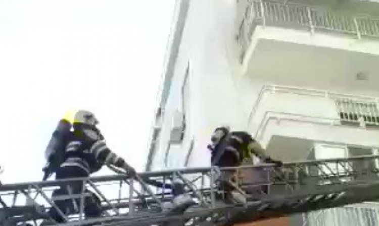 Tiranë, përfshihet nga flakët një banesë në rrugën Jordan Misja, zjarrëfikësit vendosin situatën nën kontroll