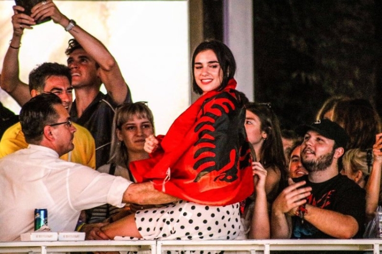 Dua Lipa koncert falas në Tiranë, zbulohet data dhe detajet