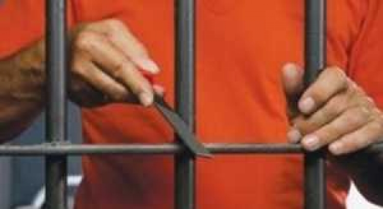 Tenton të arratiset nga burgu i Kretës duke prerë hekurat, shqiptarit i dështon plani