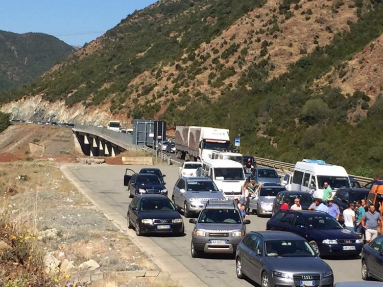 Protestë: Banorët në Mirditë kundër taksës në Rrugën e Kombit [FOTO]