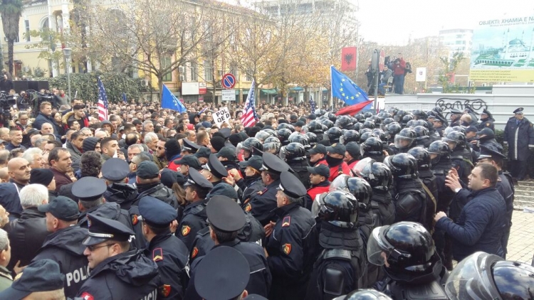 Protesta e opozitës, policia shoqëron 23 persona në komisariat