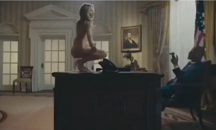 Striptizëm në Shtëpinë e Bardhë? Video e 'Melania Trump' bën xhiron e botës