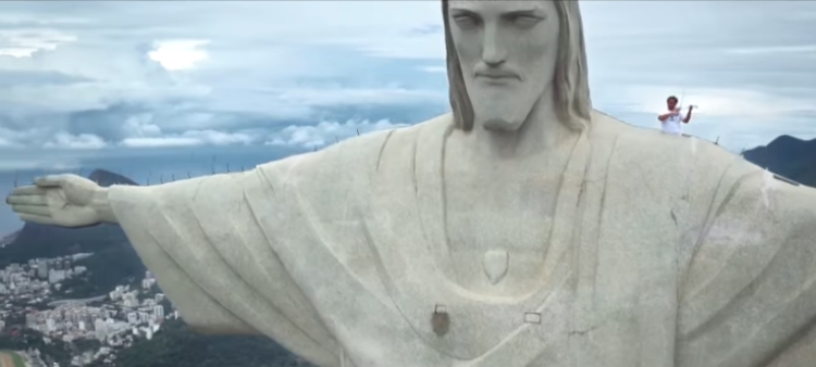 Asnjë shqiptar nuk e kishte bërë më parë! Mrekullon Brazilin: Bën koncert madhështorë në statujën ë famshme të Rios [VIDEO]