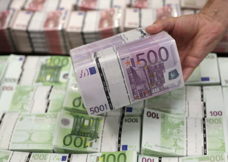 Mbaron pikiata e euros. Pas zgjedhjeve në Shqipëri, nis forcimi i monedhës