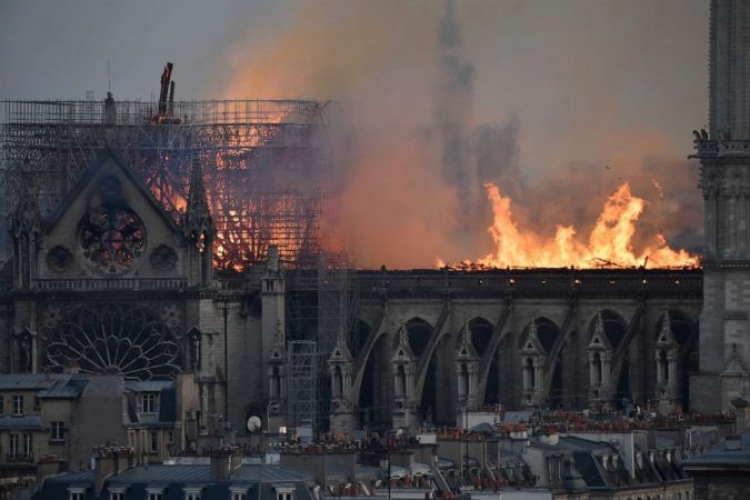 Publikohen pamjet e para se çfarë ka mbetur pas zjarrit në Notre Dame [VIDEO]