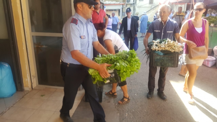 Tregjet në Tiranës janë bosh, por tregtarët shesin në rrugë. Zgjidhje e re nga Policia Bashkiake