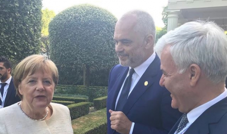 Edi Rama takohet me kancelaren Merkel dhe ka dy fjalë për të [FOTO]