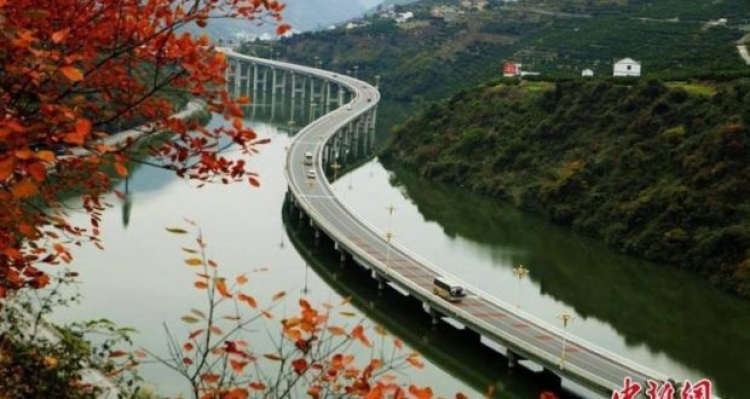 Për të mos prerë pemët, kinezët ndërtojnë autostradën përmes lumit Xingshan, në provincën Hubei