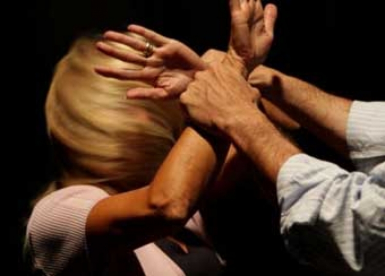 Vlorë, dhunoi fizikisht bashkëshorten, arrestohet shtetasi Dritan.R., 35 vjeç