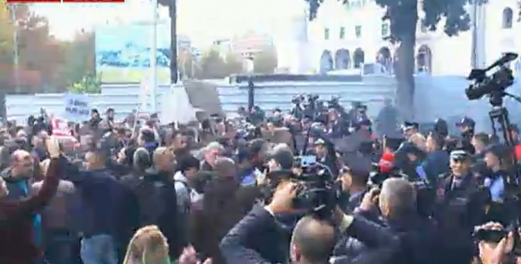 Banorët e Astirit zhvendosin protestën para parlamentit! Agravohet situata, ka të plagosur...[FOTO]