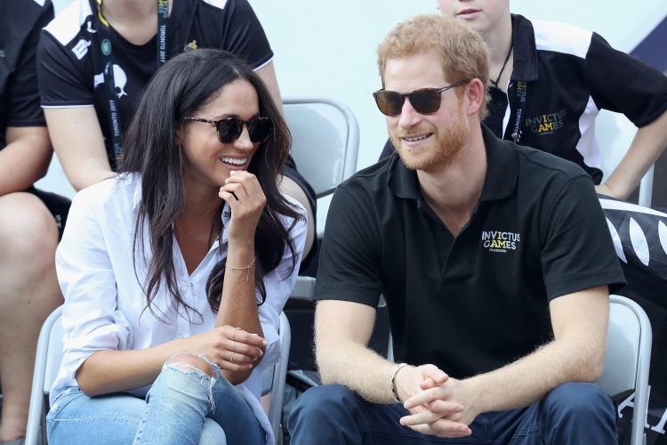 Pse Prince Harry dhe Meghan Markle po kthejnë mbrapsht të gjitha dhuratat e dasmës? [FOTO]