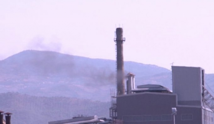Banorët e Elbasanit sërish në protestë për ndotjen nga fabrika e Bitumit. Balla: “Të ndërpritet puna”