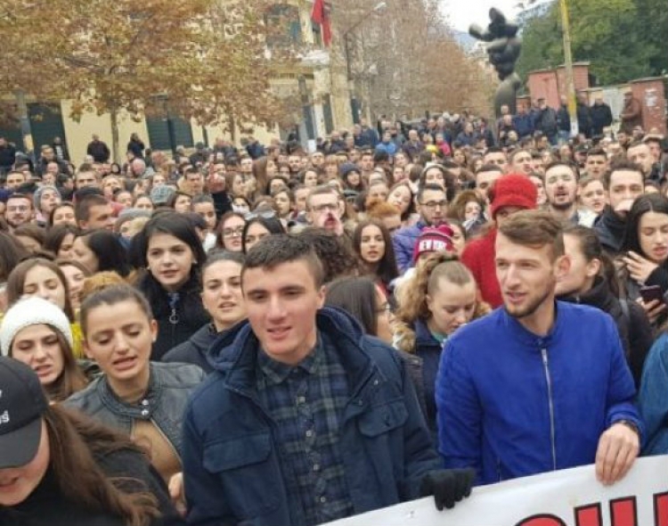 Nis protesta madhështore e studentëve tek Parlamenti![FOTO]