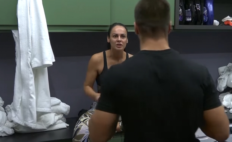 Çfarë ndodhi? Xhuli Nura dhe Andi Artani përplasen keq gjatë një debati në BBVK: Nuk e toleroj askënd…