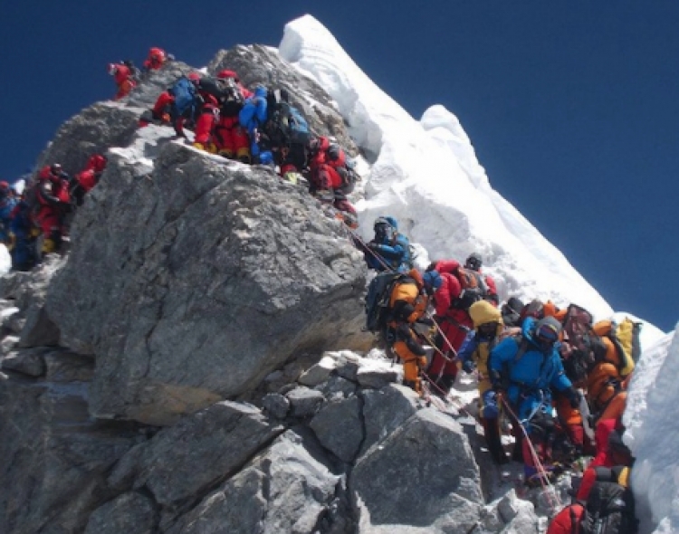 Në pritje për të hipur në Everest, ‘trafik’ në mal [VIDEO]