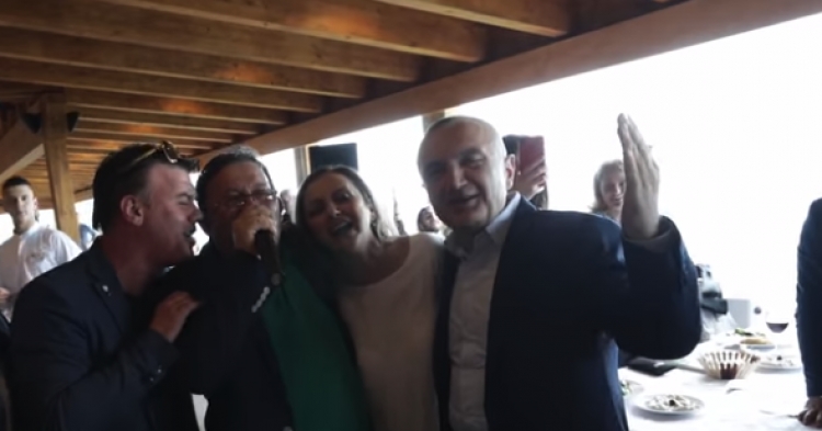 Dita e Jetimëve, presidenti Meta i përshëndet duke kënduar me Kozma Dushin e Marjana Kondin [VIDEO]