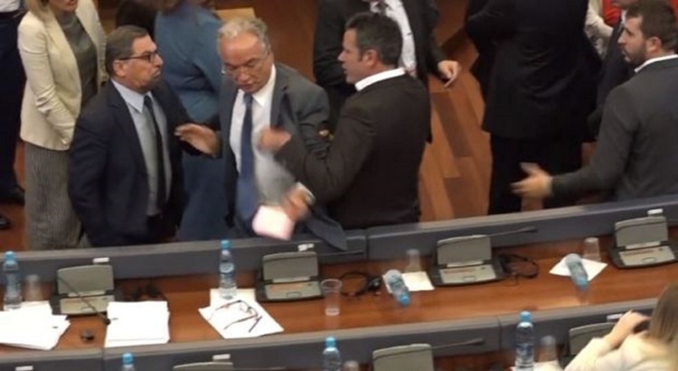 Përplasje fizike dhe sharje të rënda. Ja ç'ndodhi në Parlament