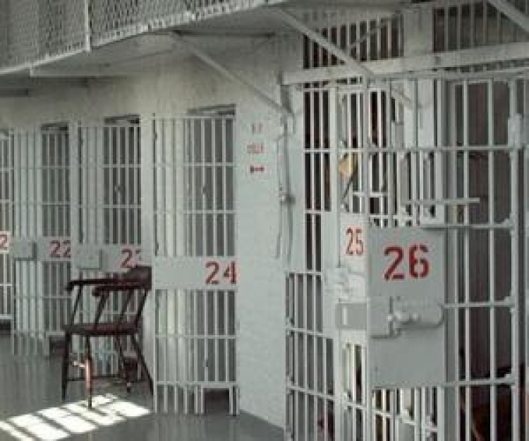 Greqi, shqiptari tenton vetëvrasjen, pret damarët në qelinë e paraburgimit