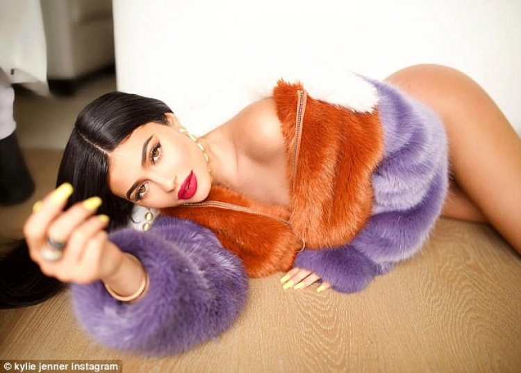Kylie Jenner e tepron me reçipetat, e censuron vetë gjoksin e saj! [FOTO]
