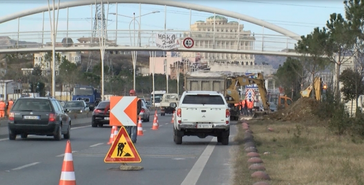 Nisin punimet në autostradën Tiranë-Durrës! Drejtuesit e makinave: Periudha e gabuar [VIDEO]