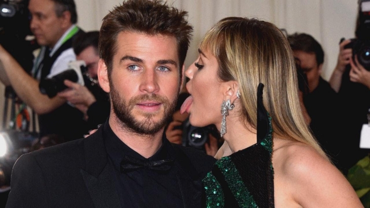 U kapën MAT! Pas ndarjes nga Miley Cyrus, Liam Hemsworth shihet në shoqërinë e një vajze tjetër VIP