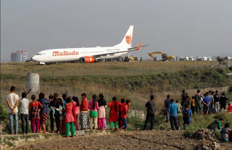 Nepal/ Avioni me 139 pasagjerë përfundon në baltë, dhjetëra njerëz e shtynë