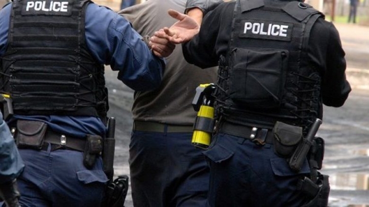 Policia e Tiranës ka vendosur në pranga një 26-vjeçar për pengmarrje [VIDEO]