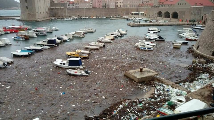 SKANDAL/ Mbeturinat e lumenjve shqiptarë 'pushtojnë'  Dubrovnikun [FOTO]