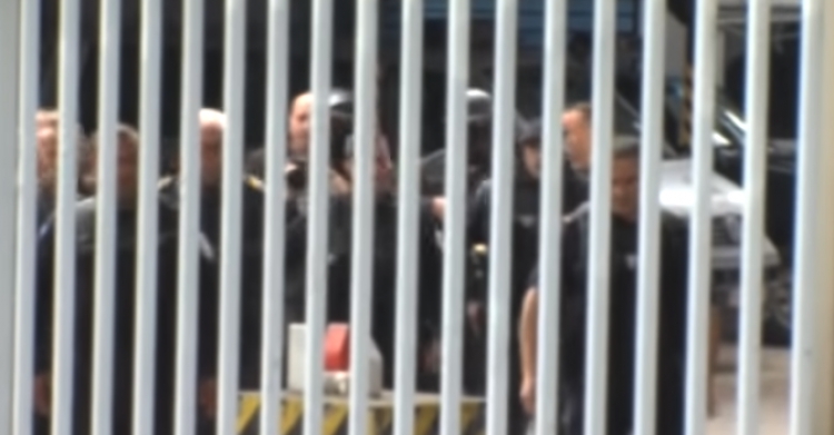 Tensione në Mitrovicë/ Momente kur policia nis arrestimet masive [VIDEO]