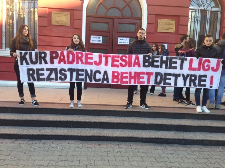 ‘Rezistenca detyrë, ne jemi fara e demokracisë’. Pankartat pikante të studentëve në protestë [FOTO/VIDEO]
